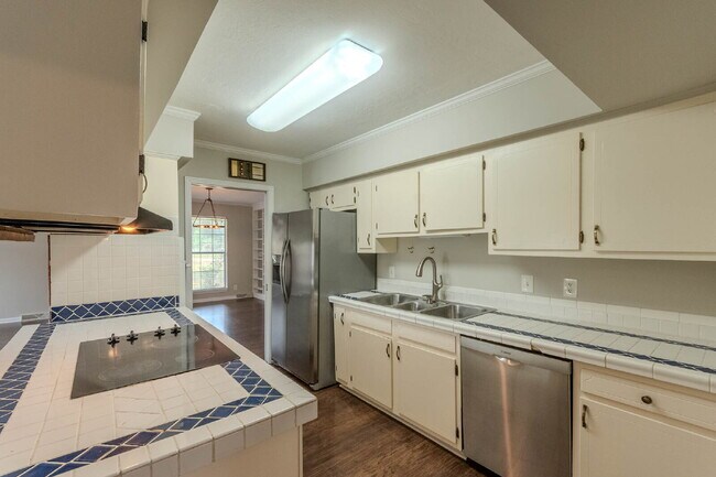 Photo - 6 Bedrooms!!!!! 4 Baths! 2 kitchens! Donelson Area