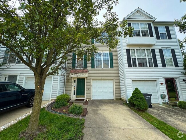 Building Photo - Gorgeous 3 Bed 2.5 Bath Interior Townhome ...