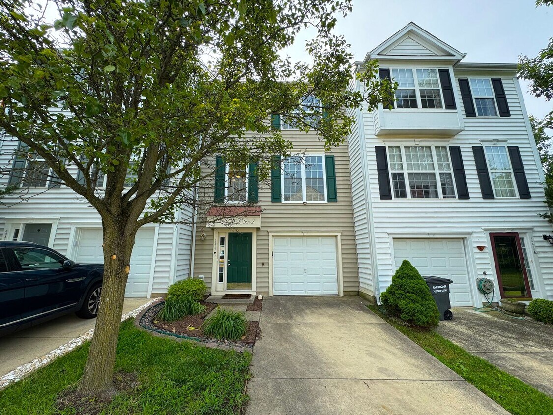 Gorgeous 3 Bed 2.5 Bath Interior Townhome ... - Gorgeous 3 Bed 2.5 Bath Interior Townhome ...