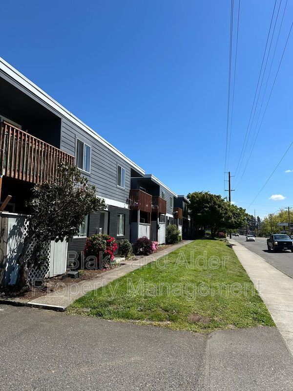 Building Photo - 15847 SE Stark St