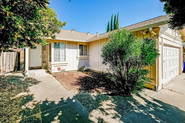 Building Photo - 3724 Gladstone Dr