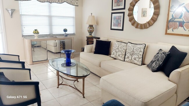 Photo - 2067 Ainslie Dr