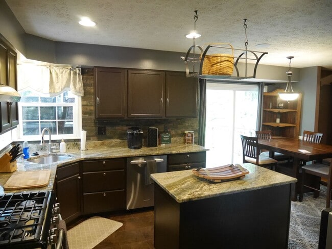 Photo - Your Dream Home Awaits! 5 Bedroom Home- Gl...