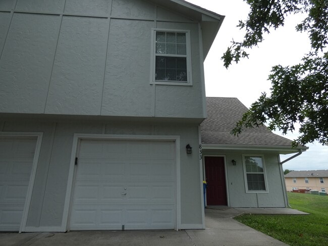 Building Photo - 833 Spring Ct