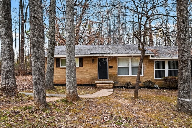 Building Photo - 5001 Lakecrest Dr