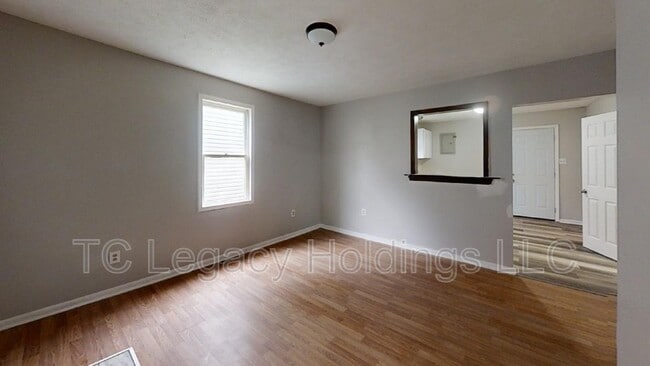 Photo - 102 Denham St