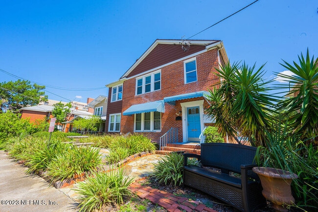 Photo - 831 Cedar St