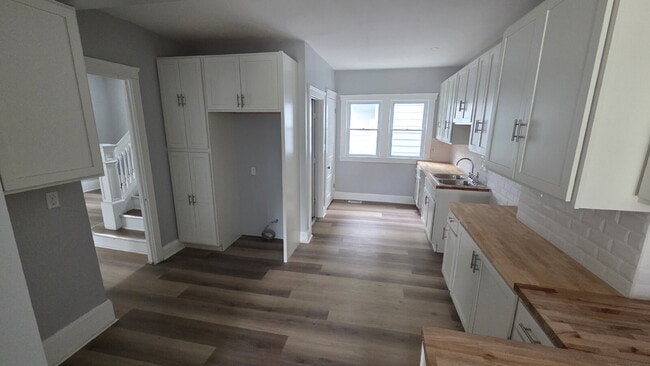 Photo - Exquisite 4 bed 3 bath with Air Conditioning Unit 2
