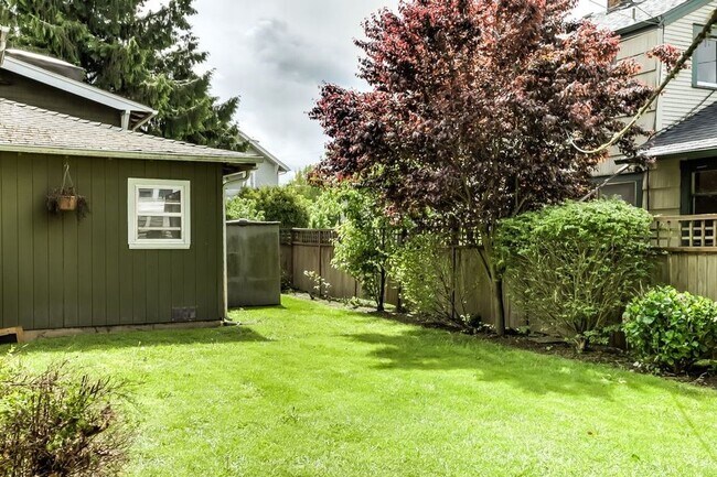 Shared backyard - 353 Southwest B Avenue
