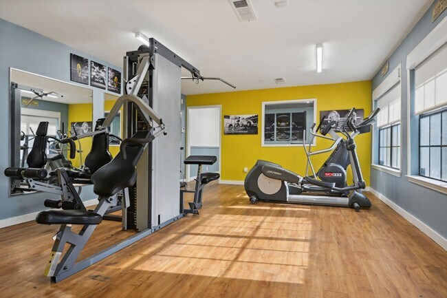 Apartamentos Forest Ridge, Denton, Texas, gimnasio, máquinas de pesas - Forest Ridge Apartments