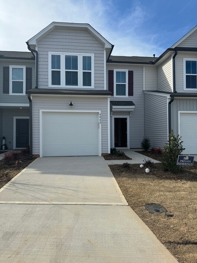 Building Photo - Stunning 3BR 2.5BA Townhome in Jamestown