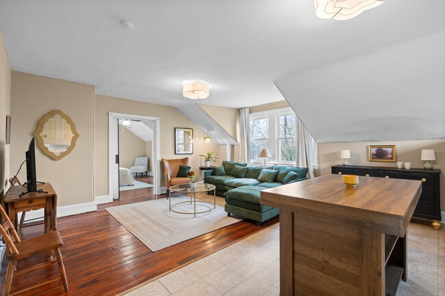 Building Photo - 7 Old Philadelphia Pike Unit 2nd Floor