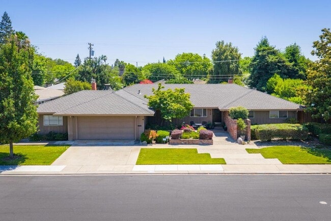 Building Photo - Stunning home located is sought after Northgate!