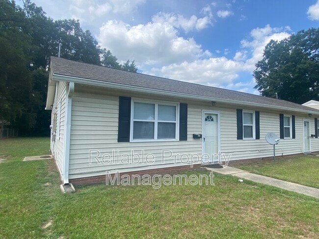 Building Photo - 703 Hare St