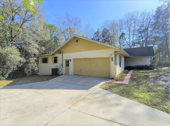 Photo - 2 Bedroom, 2 Bath , 2 Car Garage in Dunnellon, Florida