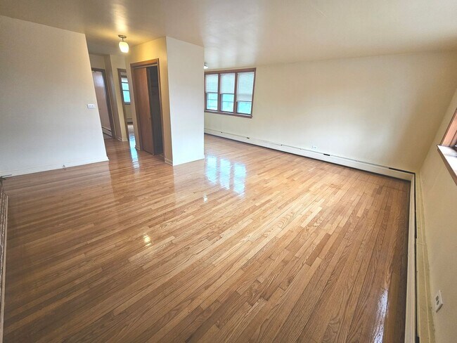 Photo - Spacious 1 bedroom, 1 bathroom in Evanston Unit 2727-1S