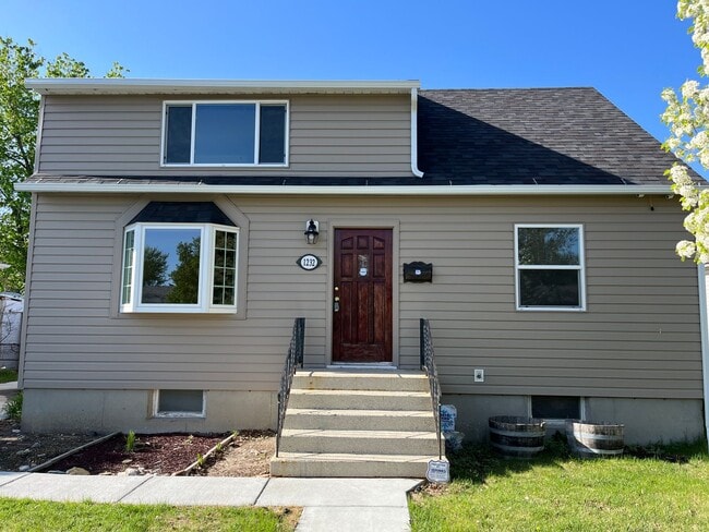 4 bed / 1 1/2 bath home midtown! - 4 bed / 1 1/2 bath home midtown!