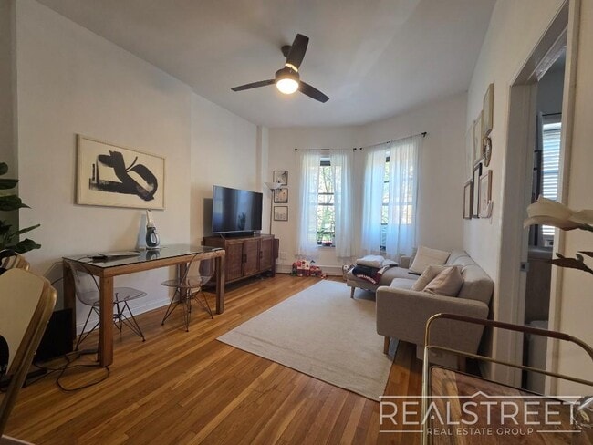 Building Photo - Magnificent 2BR in north Park Slope