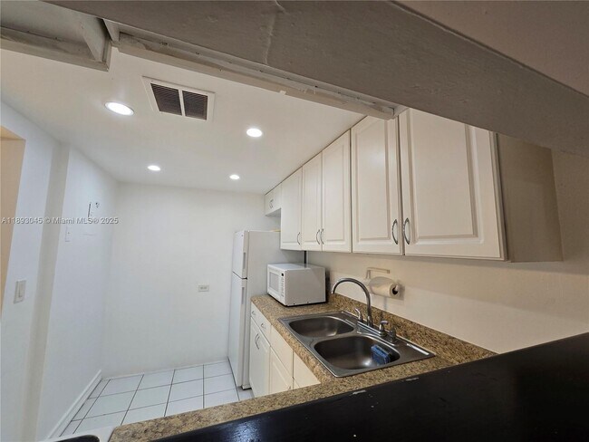 Photo - 3730 Inverrary Dr Unit 1I