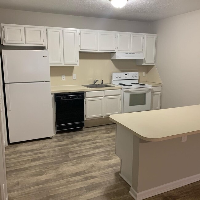 Hickory East 1 Bed Kitchen - Apartments on 20th