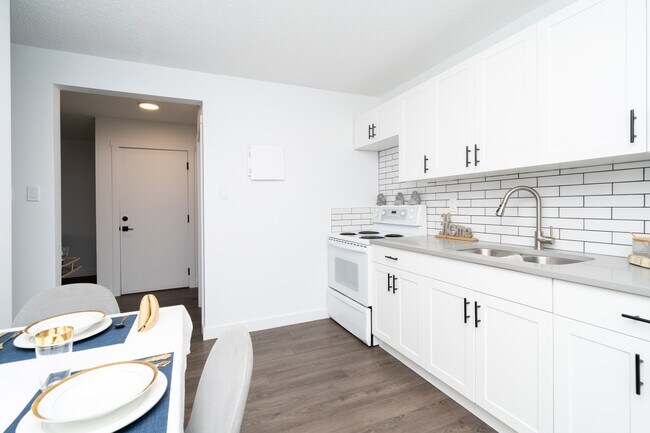 Photo - 10021-10154 154 St Unit 6