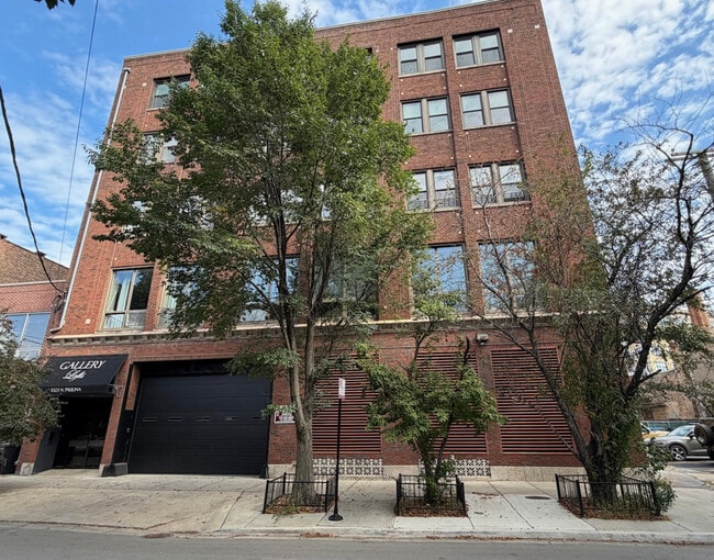 Building Photo - 3323 N Paulina St