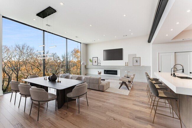 Photo - Absolute Stunner 4BE/4.5BA located near Ch...