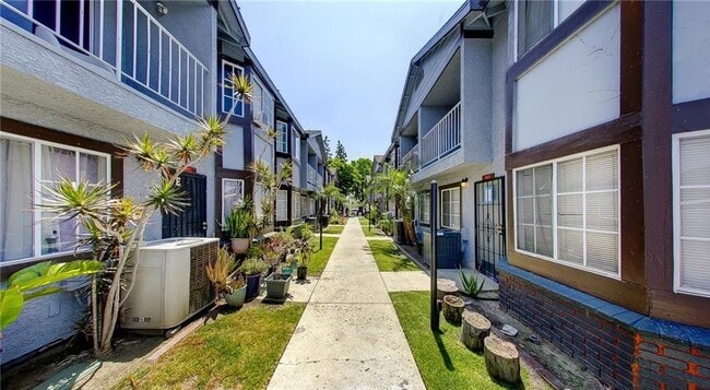 Photo - 7947 Garfield Ave Unidad F