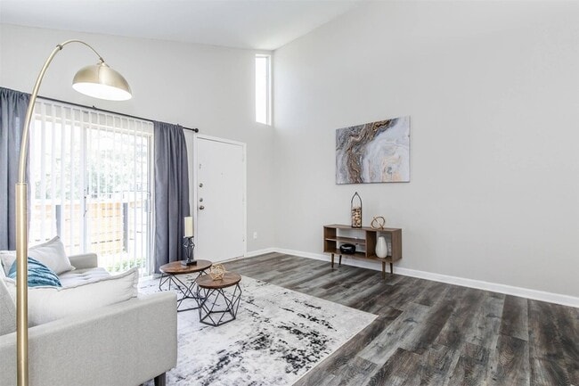 Building Photo - 18001 Cypress Trace Rd Unit 404