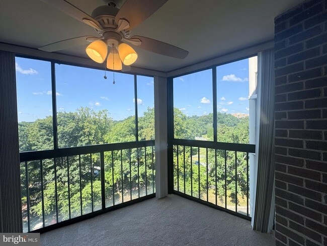 Building Photo - 15107 Interlachen Dr Unit 807
