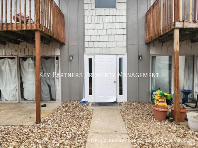 Building Photo - 128 Warner-3 Rental