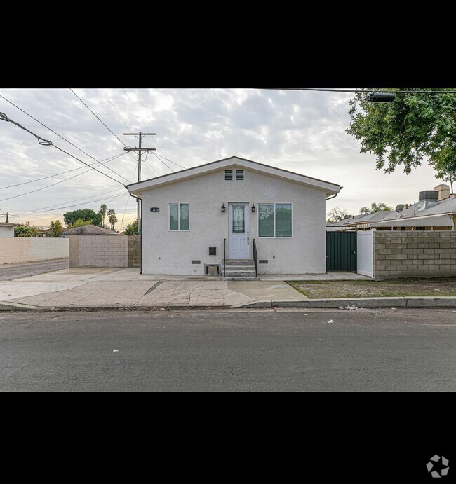 Building Photo - 12120 Cantara St Rental