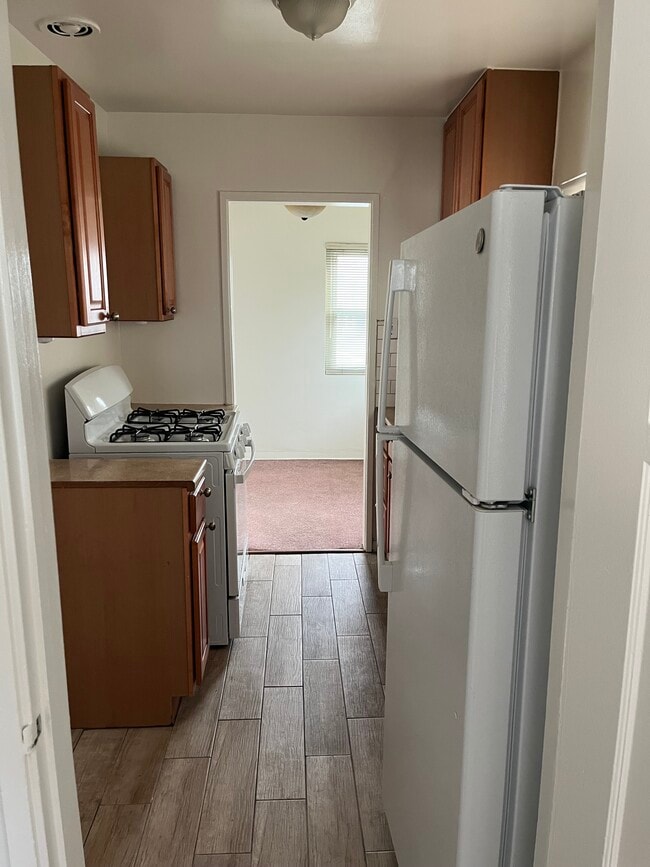 Building Photo - 811 E Nutwood St