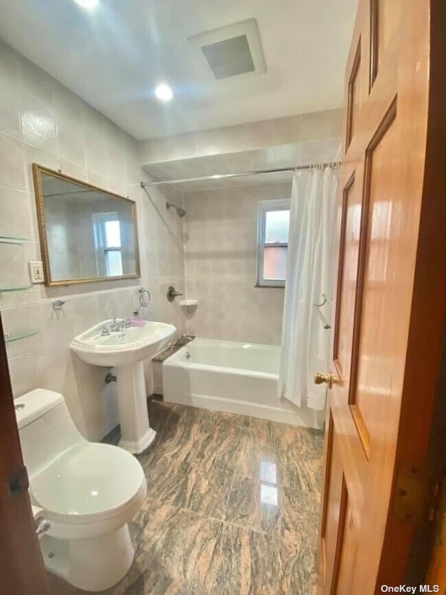 Photo - 77-11 168th St