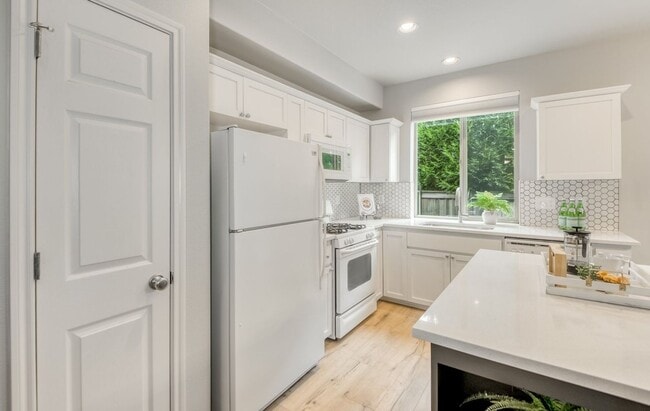 Photo - Beautiful Upscale End Unit Townhome with Lots of Updates! Walking Distance to Shopping & More!