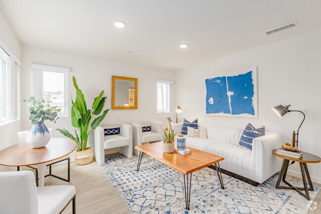 2BR, 1BA - 888SF - Turquoise Place