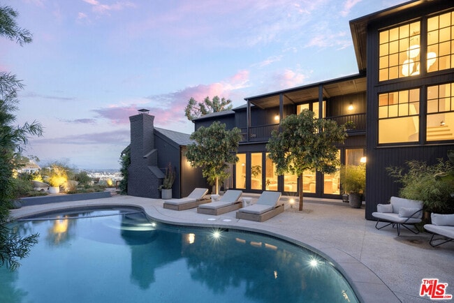 Photo - 8673 Hollywood Blvd