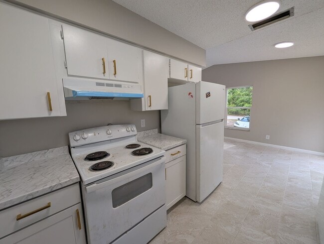 Photo - Updated 2 bedroom, 1 bath duplex apartment with inside laundry in beautiful Silver Springs Unidad A