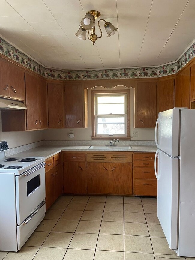 Building Photo - 431/437 Clark Street Unit 437 - Lower