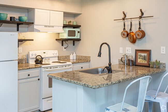 1 BR, 1 BA - 577 SF