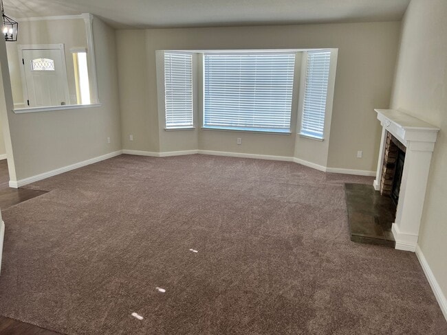 Photo - MOVE IN READY! Great looking home on a court location with low maintenance landscaping.