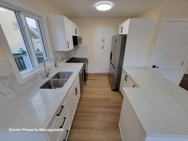 Photo - 2018 Garnett Way NW