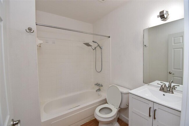 300 E Croslin St Unit 114