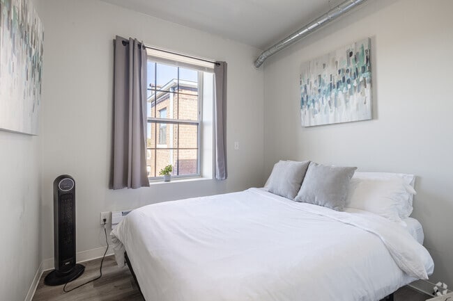 2BR, 1BA - 800SF - Bedroom
