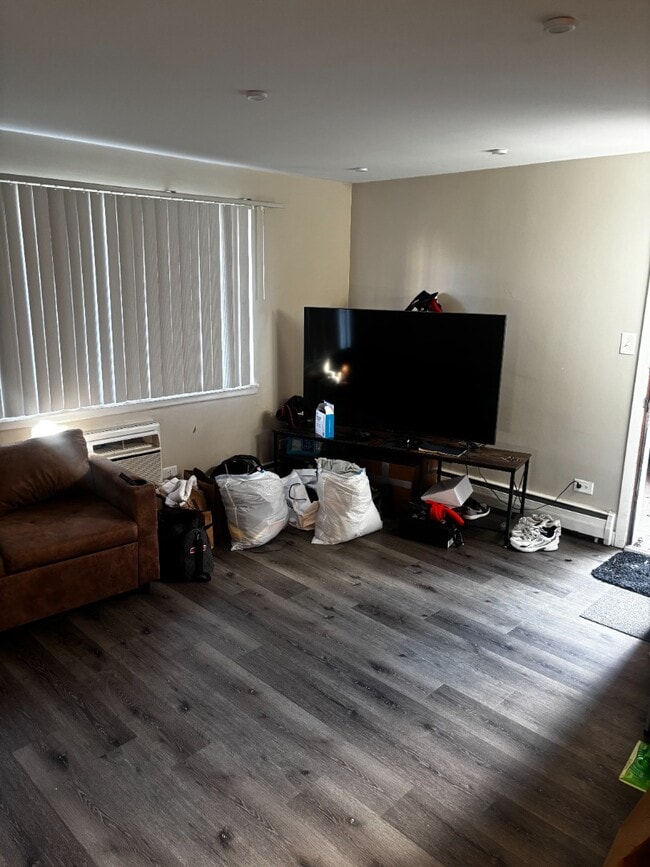 BEAUTIFUL MUST SEE CHARMING 1 BED/1 BATH WITH FRE HEAT....MUST SEE!!!