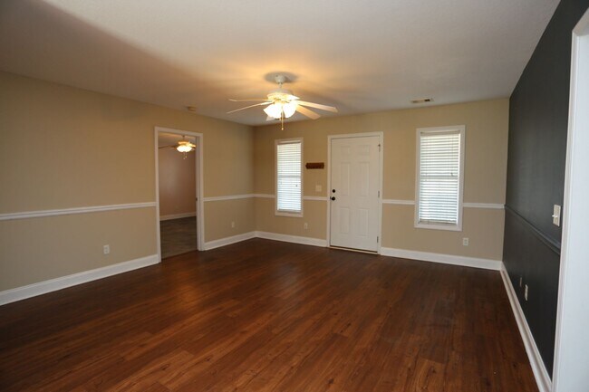 Photo - 3 Bedroom House close to Town!