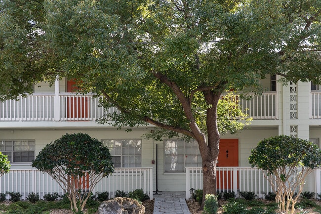3318 W. De Leon