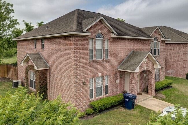Photo - Beautiful 4 Bed, 4.5 Bath Minutes from Cam...