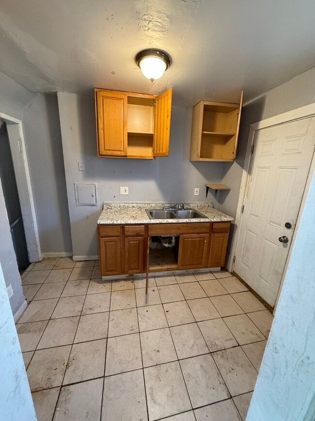Photo - Newly Renovated 2 Bedroom / 1 Bath Duplex ...