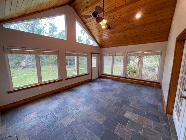 Photo - 417 SW Barney St